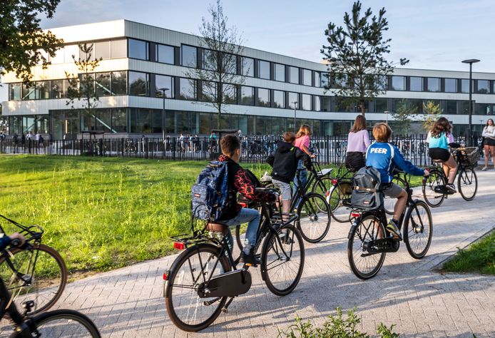 Het nieuwe gebouw van het Dr. Knippenbergcollege bij De Braak is sinds het begin van dit schooljaar in gebruik, maar te klein.