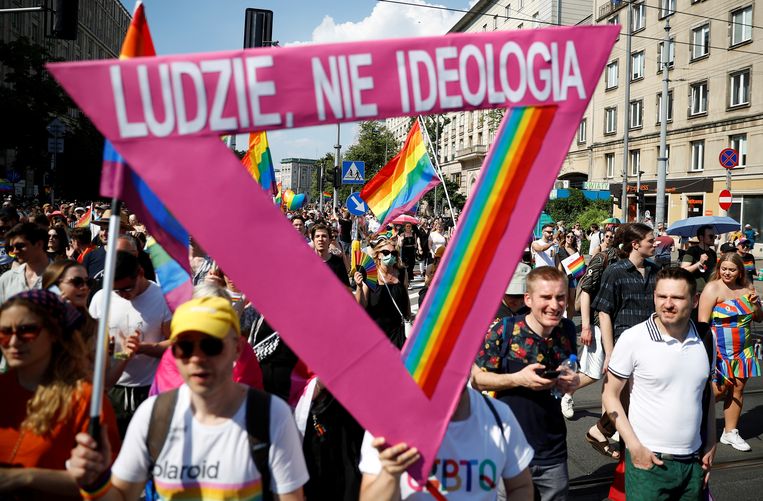 'Mensen, geen ideologie', leest een protestbord op straat in Warschau.  Beeld REUTERS