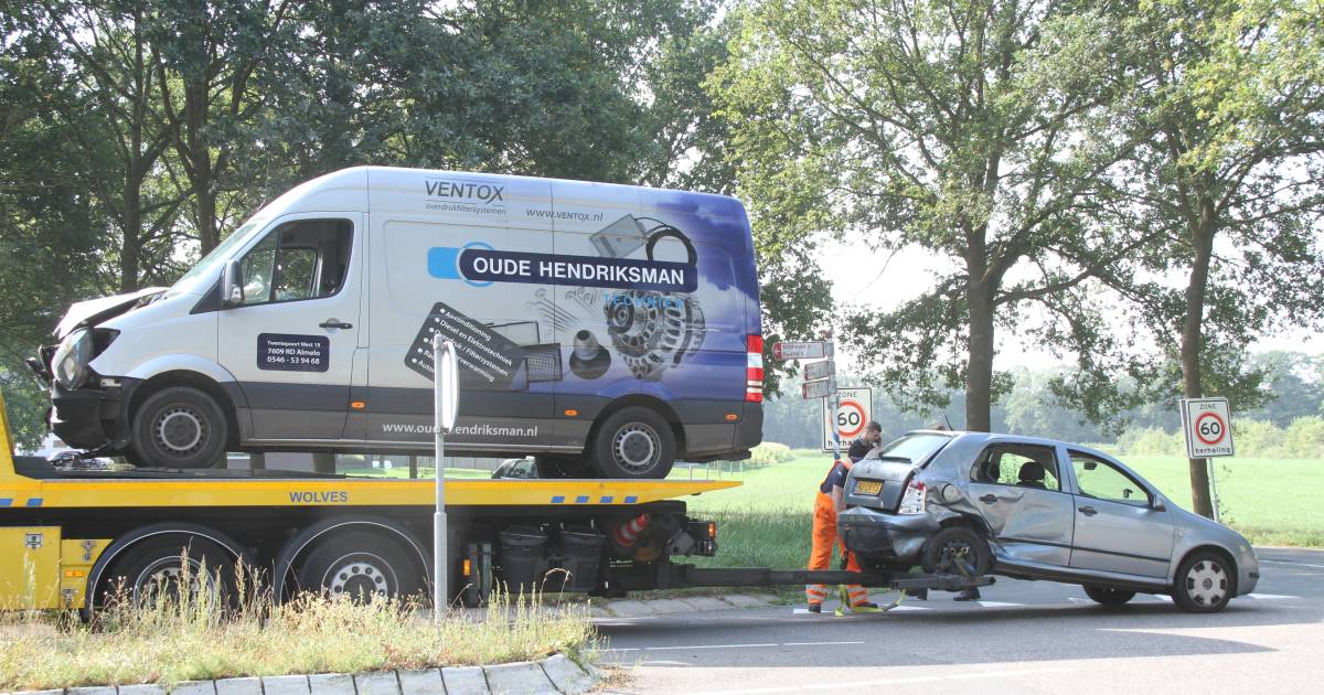 Bedrijfsbus en auto in de prak na botsing in Laag Zuthem: bestuurster gewond afgevoerd