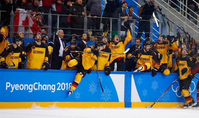 De Duitse ijshockeyers vieren de overwinning.