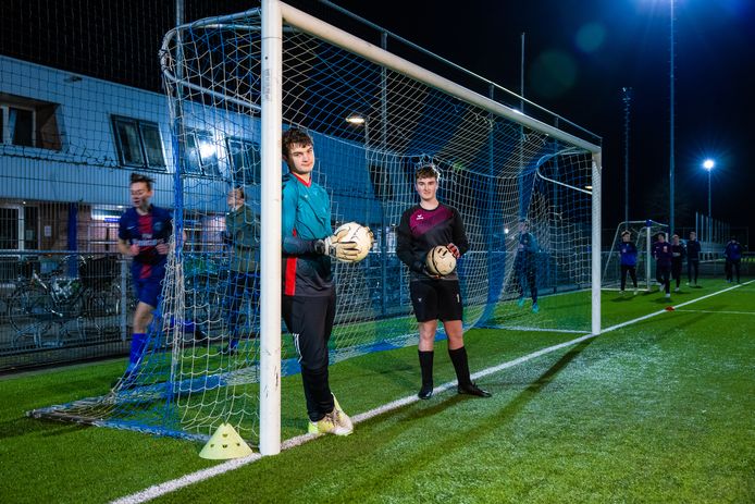 Luuk Hooff (links) en Jari Kivits zijn de keepers van het vierde juniorenteam van RKDVC in Drunen.