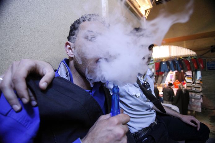 In de shisha bars in Kortrijk konden onder meer inbreuken op het rookverbod en de coronamaatregelen worden vastgesteld.