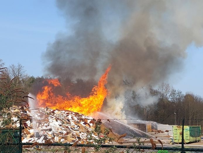 Papieropslag bij IOK in Beerse staat in lichterlaaie.