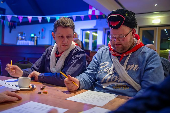 Ezra Booi (links) en Koen Vos buigen zich over de vragen. Is het nou ‘oe’ of ‘oew’?