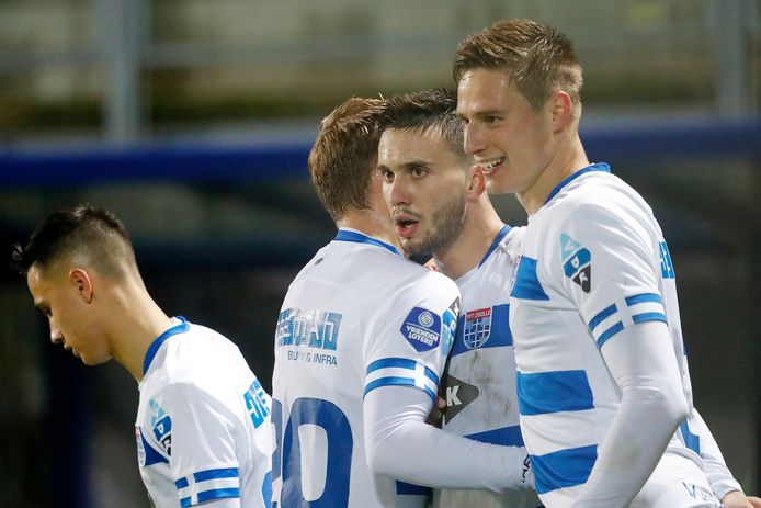 PEC bewaart goede herinneringen aan het bekerseizoen. Na de makkelijke zege op De Graafschap (4-1) won het makkelijk van MVV (4-0), mede dankzij twee goals van Luka Adzic (midden).