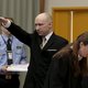 Breivik brengt opnieuw nazi-groet bij aanvang proces