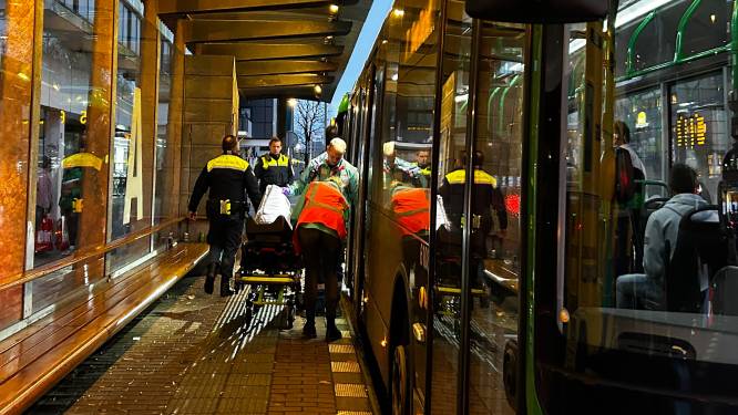Meerdere personen raken gewond doordat buschauffeur plotseling moet remmen in Dordrecht