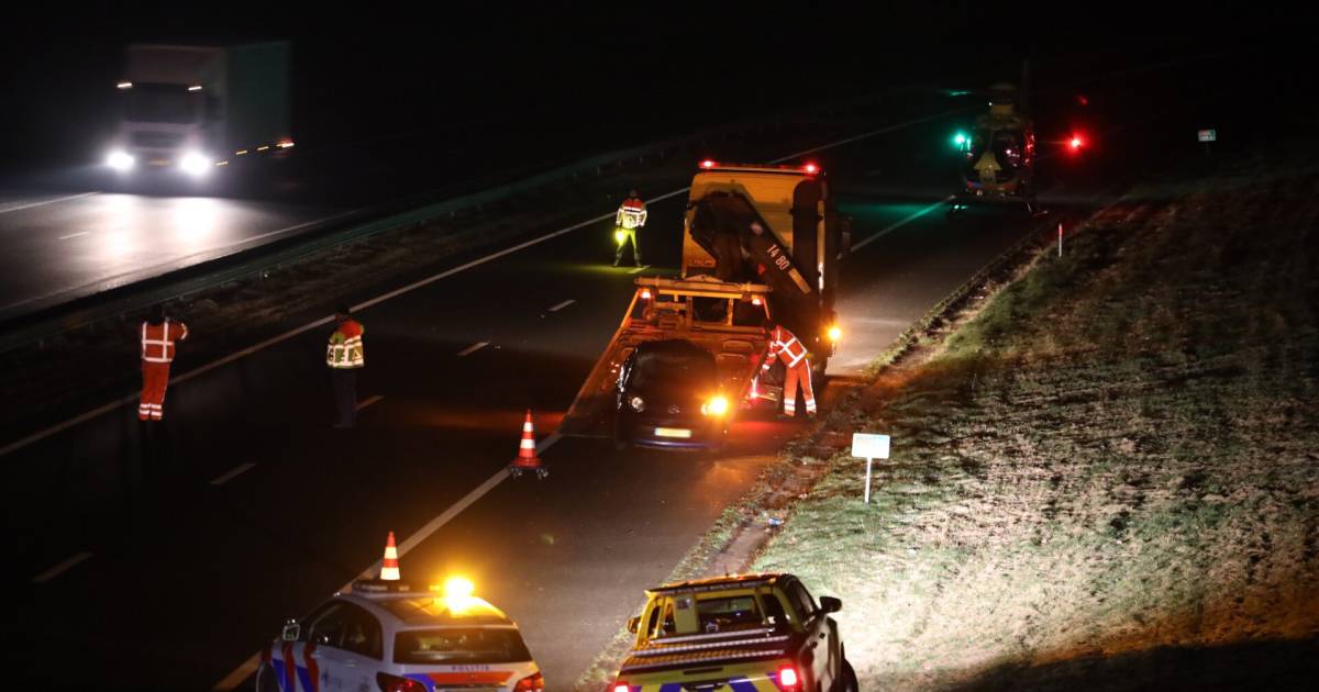Bestuurder uit auto geslingerd bij ongeval op de A50 in Brabant, traumaheli landt op snelweg.