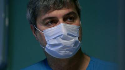 “Hij wist dat hij zijn patiënten zou doden, toch deed hij verder”: het waargebeurde verhaal achter Netflixdocu ‘Bad Surgeon’