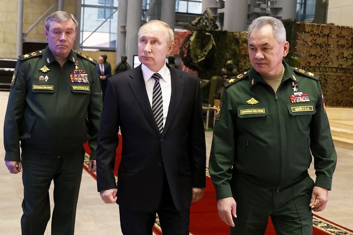 President Poetin met stafchef Valeri Gerasimov (links) en defensieminister Sergej Sjojgoe (rechts).
