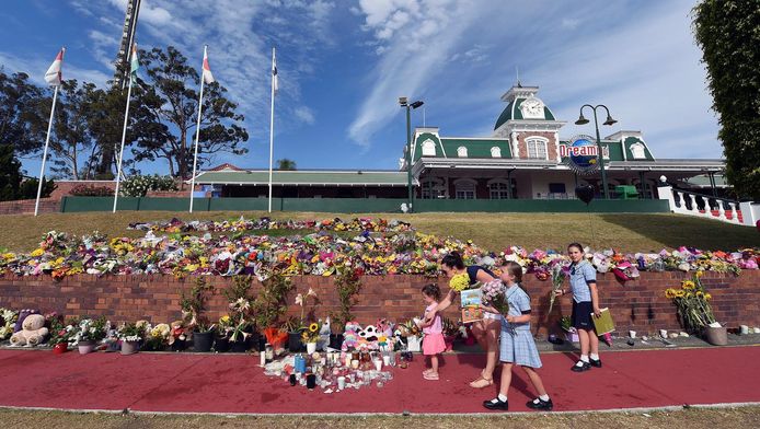 Bezoekers leggen vlak na het fatale ongeluk bloemen neer bij de ingang van het park.