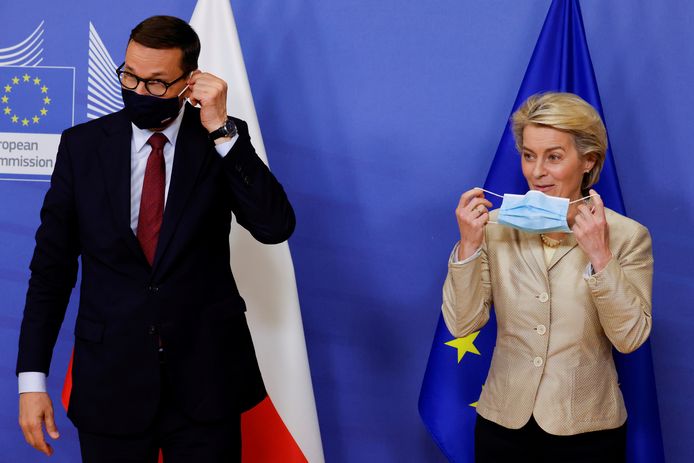 De Poolse premier Mateusz Morawiecki en de Europese Commissiepresident Ursula von der Leyen afgelopen zomer in Brussel.