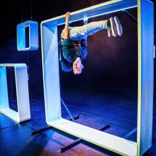 Comedian Andries Tunru only flourishes when making songs based on audience suggestions