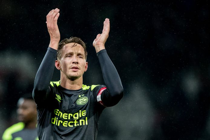 Luuk de Jong bedankt het publiek op Spangen.