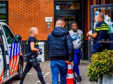 Siem (18) werd opgelicht door rapper Joël S.F. en zocht hem op: 'Hij woont in krakkemikkig appartement’