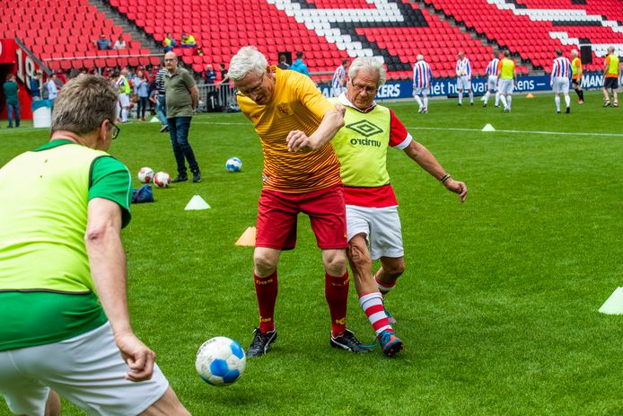 Tachtig 65-plussers waaronder twee vrouwen zagen vandaag (zaterdag) hun wens om voor een keer op de grasmat van het Philips Stadion te mogen voetballen in vervulling gaan dankzij een actie van PSV-hoofdsponsor Energie Direct.