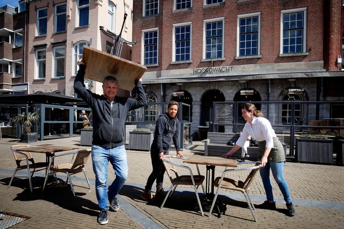 Alvast even oefenen: Reggie Ginus van De Hoofdwacht zet met medewerkers vast een paar tafels en stoelen van het terras neer.