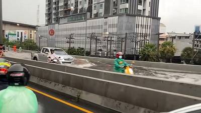 Des fortes pluies transforment une autoroute de Bangkok en canal
