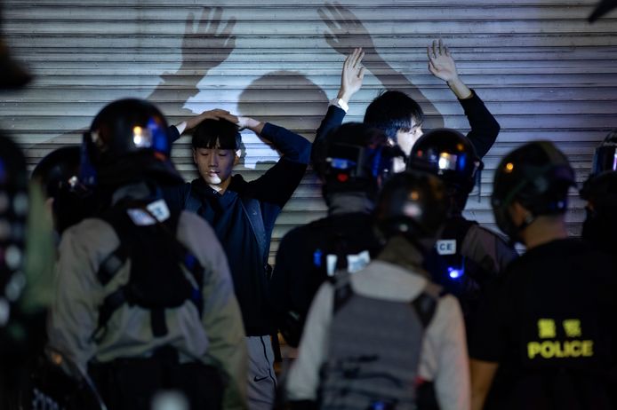 Archiefbeeld. Twee demonstranten worden aangehouden in Tsuen Wan, een district in Hongkong.