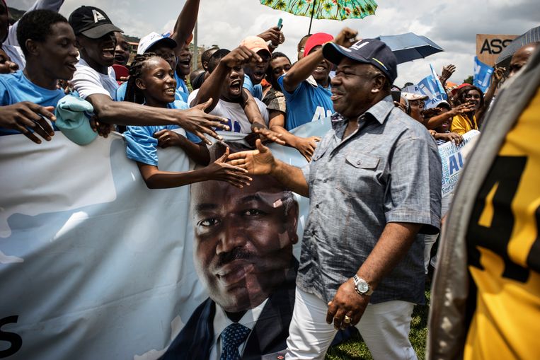 President Ali Bongo groet zijn aanhangers in Moanda voor de verkiezingen (augustus 2016).  Beeld AFP