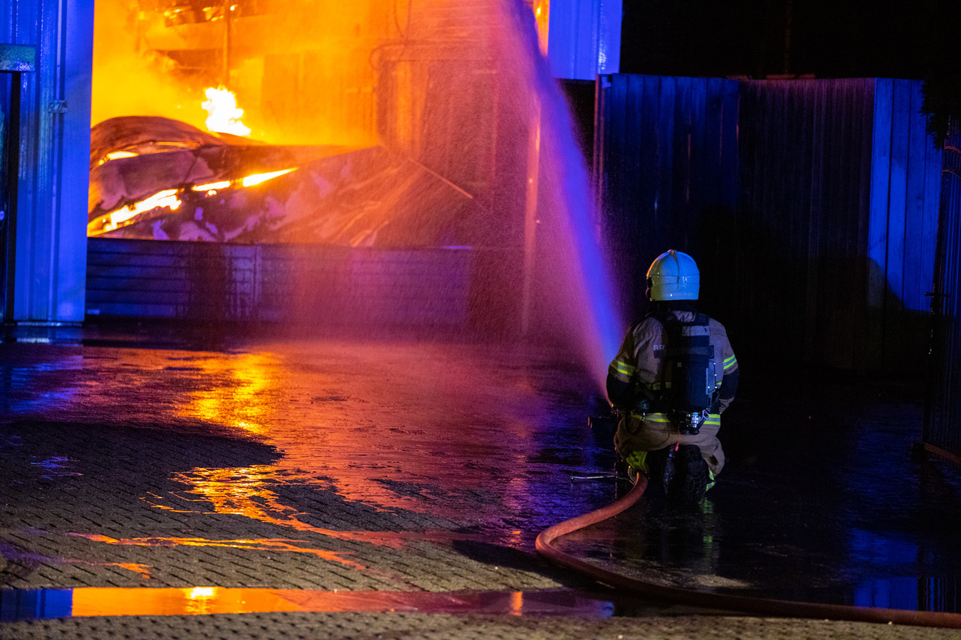 De brandweer aan het werk in Roosendaal.