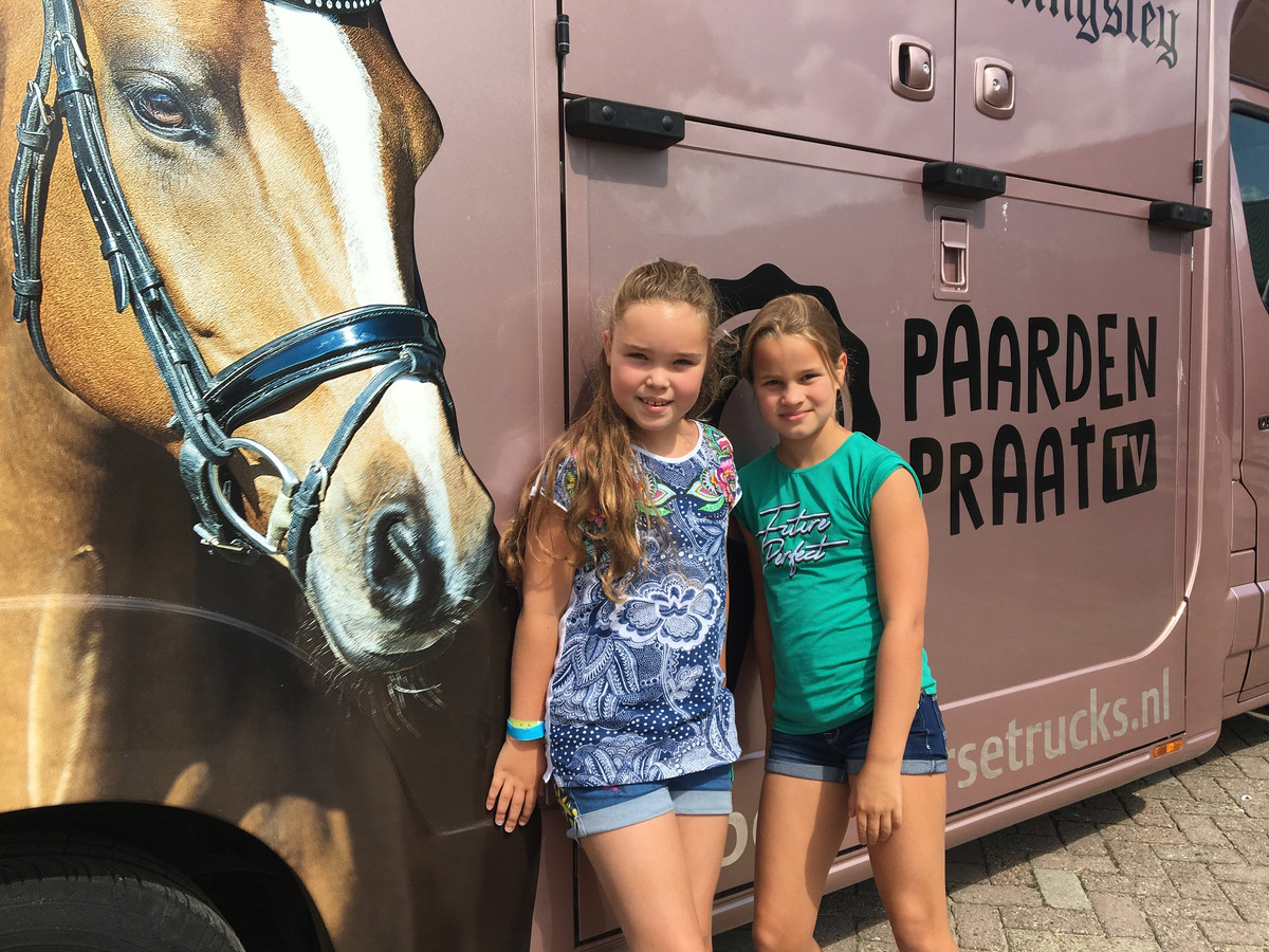 Handtekening Is Mooiste Beloning Voor Jonge Figurant Bij Opnames Paardenfilm Van Britt Dekker In Ermelo Foto Destentor Nl