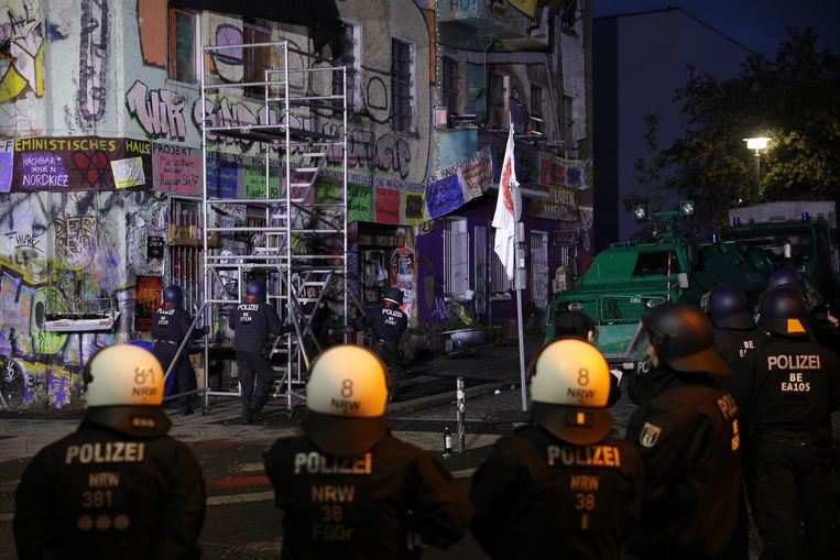 Liebig34 is een iconisch kraakpand in Berlijn dat vandaag wordt ontruimd door de politie.  Beeld Getty Images