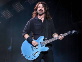 Geniaal: zo reageert Dave Grohl van de Foo Fighters wanneer een fan het podium opstormt
