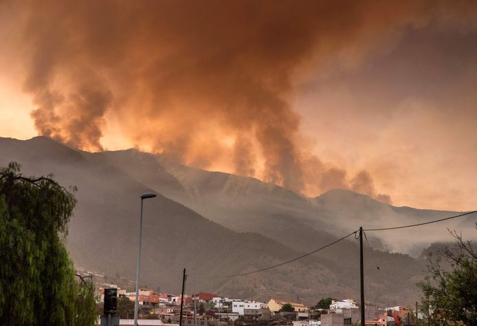 Onder meer het stadje Arafo op Tenerife wordt bedreigd door het vuur.
