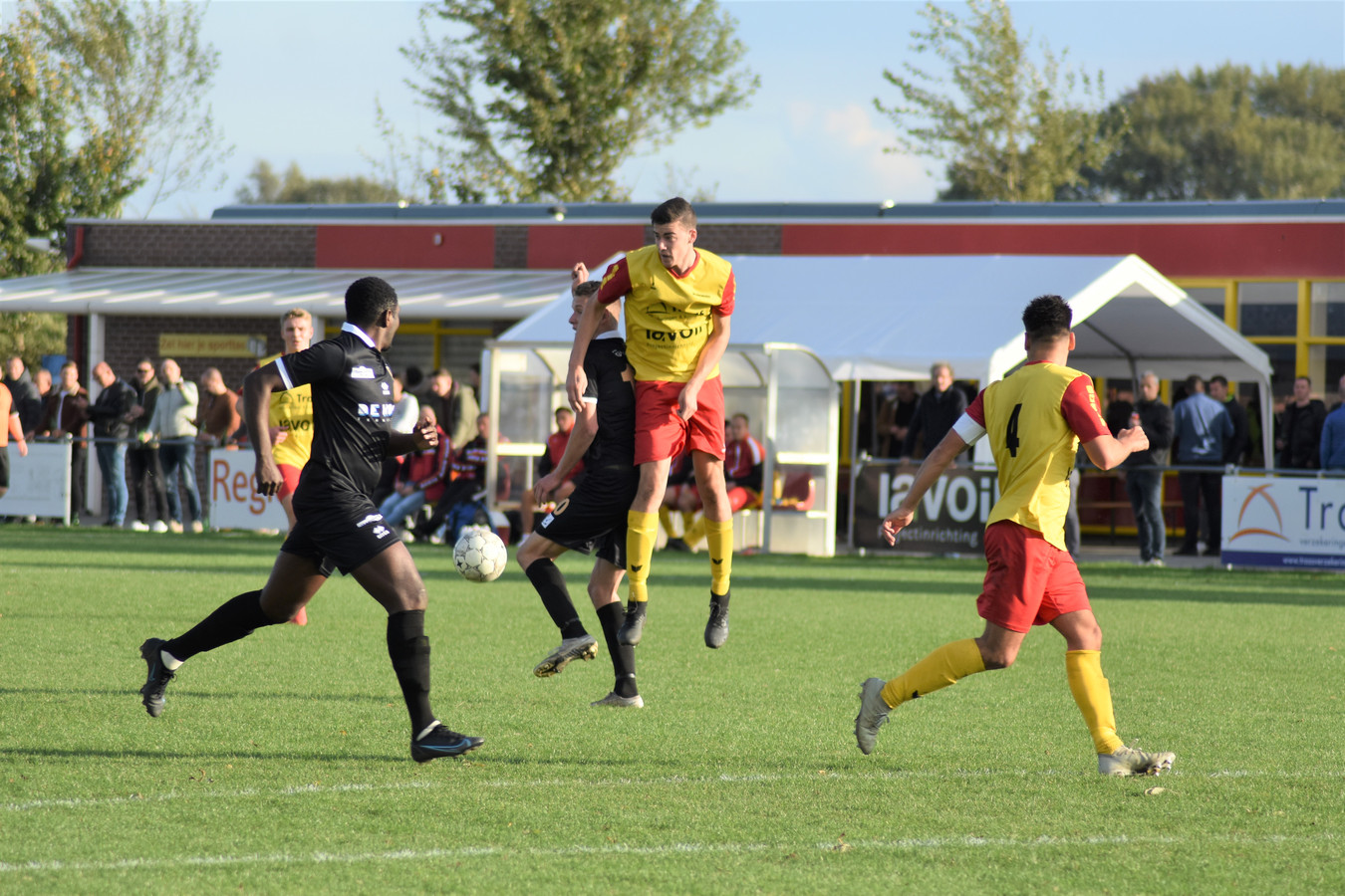 Arnemuiden (gele shirts) won zaterdag in de tweede klasse E met 5-0 van FC Axel.