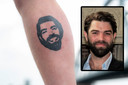Tim Eppink. Met een foto van de tatoeage die zijn broer Paul op zijn been heeft laten zetten.