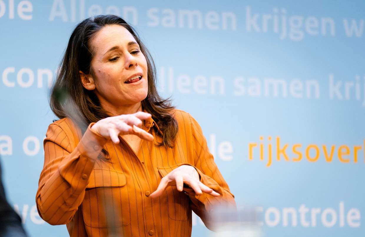 Gebarentolk Irma Sluis maakt het hamstergebaar tijdens de persconferentie na afloop van het overleg van het crisisteam van het kabinet over de coronacrisis. 