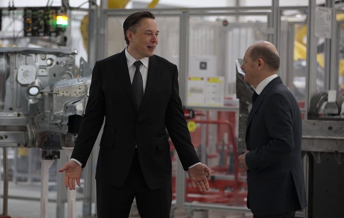 Elon Musk (links) en de Duitse bondskanselier Olaf Scholz bij de opening van de nieuwe autofabriek in het Duitse Grünheide, bij Berlijn.