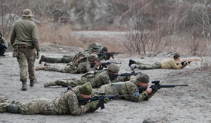 Penduduk Kiev berpartisipasi dalam pelatihan militer tentang strategi bertahan hidup dan perang.