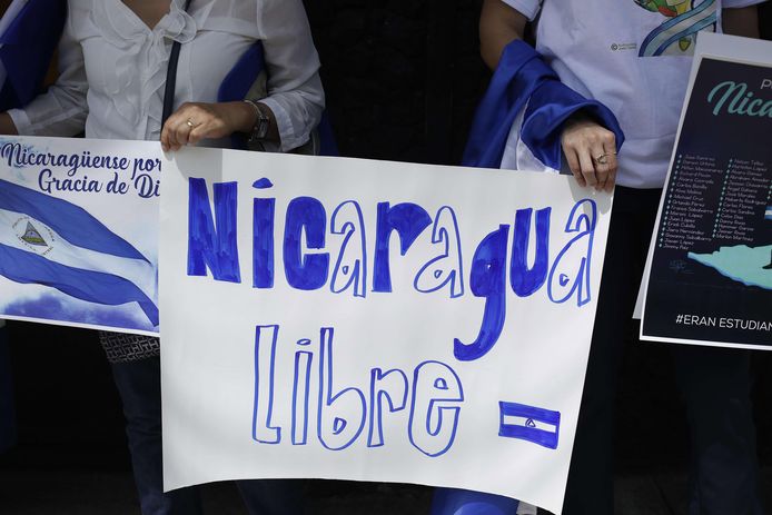 Demonstranten houden een bordje vast met daarop 'Nicaragua vrij'.