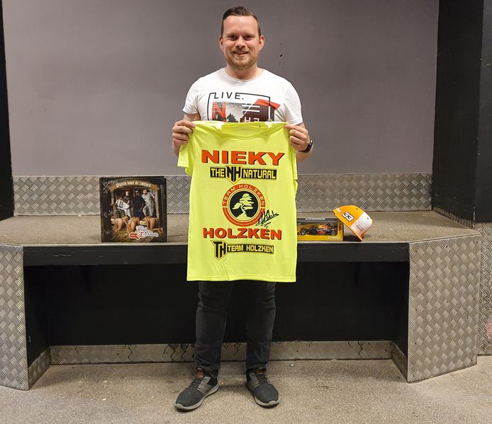 Maurits Dekker van De Soos met een van de items die volgende week worden geveild.