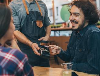 Singles voelen de druk van de ‘singles tax’ en dat verandert hun mening over de rekening splitten
