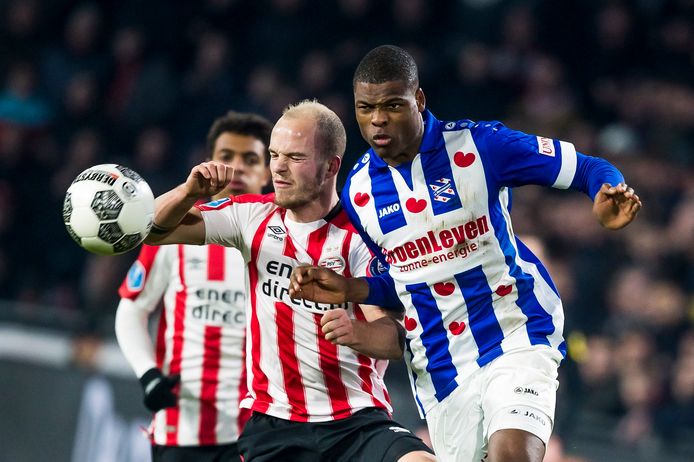 PSV'er Jorrit Hendrix in duel met zijn aanstaande collega Denzel Dumfries.