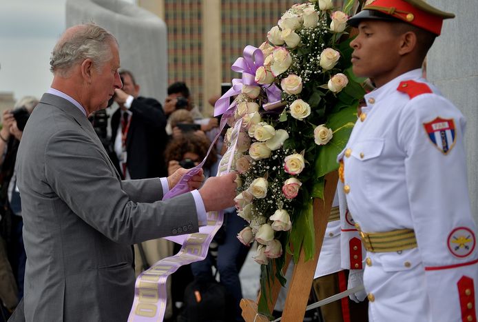 De Britse prins legt een bloemenkrans neer op het Plein van de Revolutie in Havana.