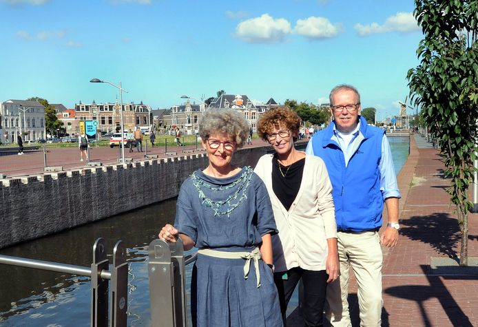 Van links naar rechts Leja van der Hoek, Nancy Wijnveen en Hans Rosier van de Stichting Urgente Noden.