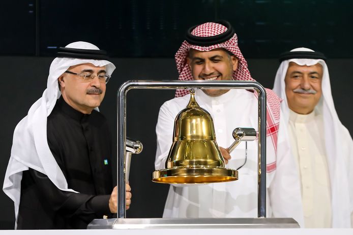 Ceo van Saudi Aramco, Amin Nasser (links), in 2019 toen een deel van de aandelen van het bedrijf verhandeld werd op de beurs. De aandeelhouders kunnen lachen, nooit boekte het bedrijf zoveel winst.