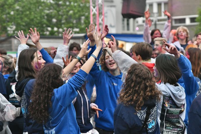 In Roeselare vierden ze de 50 dagen in plaats van de 100 dagen. De jongeren gingen vanaf 6u 's morgens uit de bol op het Polenplein.