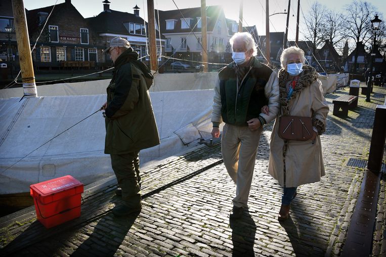 Bunschoten-Spakenburg is de meeste honkvaste gemeente van Nederland. Hier blijven inwoners het vaakst in hun geboortedorp wonen. 'Als je de deur uitgaat, kom je elke twee stappen een bekende tegen.' Beeld Marcel van den Bergh / de Volkskrant