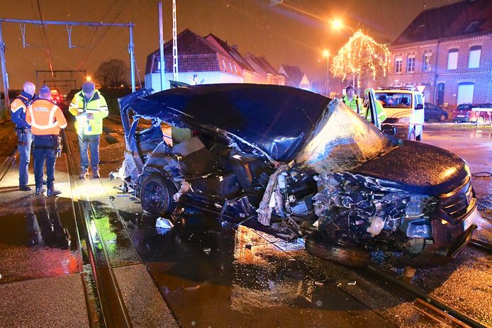 20 januari 2022: de Dacia Dokker werd tot schroot herleid, na het ongeval op de overweg aan Deerlijk Statie.