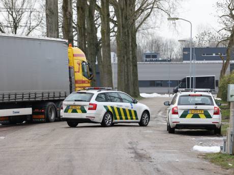 Douane en politie vallen loods in Hattem binnen en vinden miljoenen illegale sigaretten