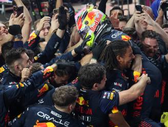 Max Verstappen kan na geweldige inhaalrace alleen niet voorbij ploegmaat Pérez en blijft ultiem WK-leider
