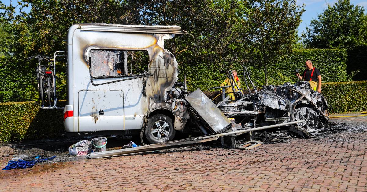 Camper gaat in vlammen op in Terwolde: alleen de fietsen achterop zijn nog intact