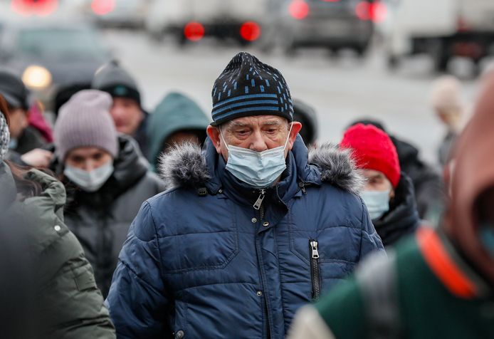 Voetgangers met mondmaskers in Moskou. Het coronavirus ligt volgens de Russische autoriteiten aan de basis van de bevolkingskrimp.
