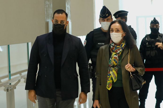 Alexandre Benalla en zijn advocaat Jacqueline Laffont bij hun aankomst op het proces in Parijs.