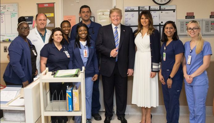 Trump poseert met ziekenhuismedewerkers na de aanslag in Florida.